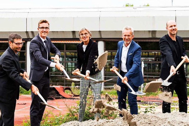 Markus Ganter, Raphael Walz, Dorothea ...Eichmann (von links) beim Spatenstich.  | Foto: Gabriele Zahn