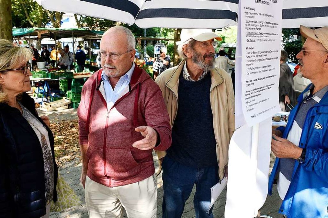Unterschriften sammeln unter anderem (...Helmut Birkemeyer und Folkmar Biniarz.  | Foto: Thomas Kunz