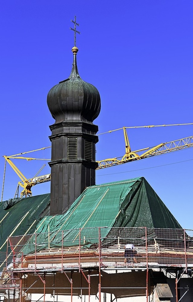 Das Geblk der Gndelwanger Kirche ist...etzen.  Die Arbeiten laufen planmig.  | Foto: Wolfgang Scheu