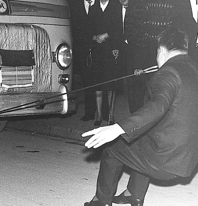 Vor 54 Jahren: Wilhelm Lieberwirth schleppt einen Bus mit den Zhnen ab.  | Foto: Armin E. Mller