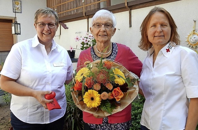 Elisabeth Vlker ist die 1111. Hausnot...iterin der Sozialarbeit, gratulierten.  | Foto: Kurt Meier / DRK Kreisverband Emmendingen