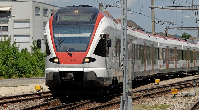 Eine S-Bahn verlsst den Schweizer Bah... fahren seit 1994 nur noch Gterzge.   | Foto: Walter Schwager