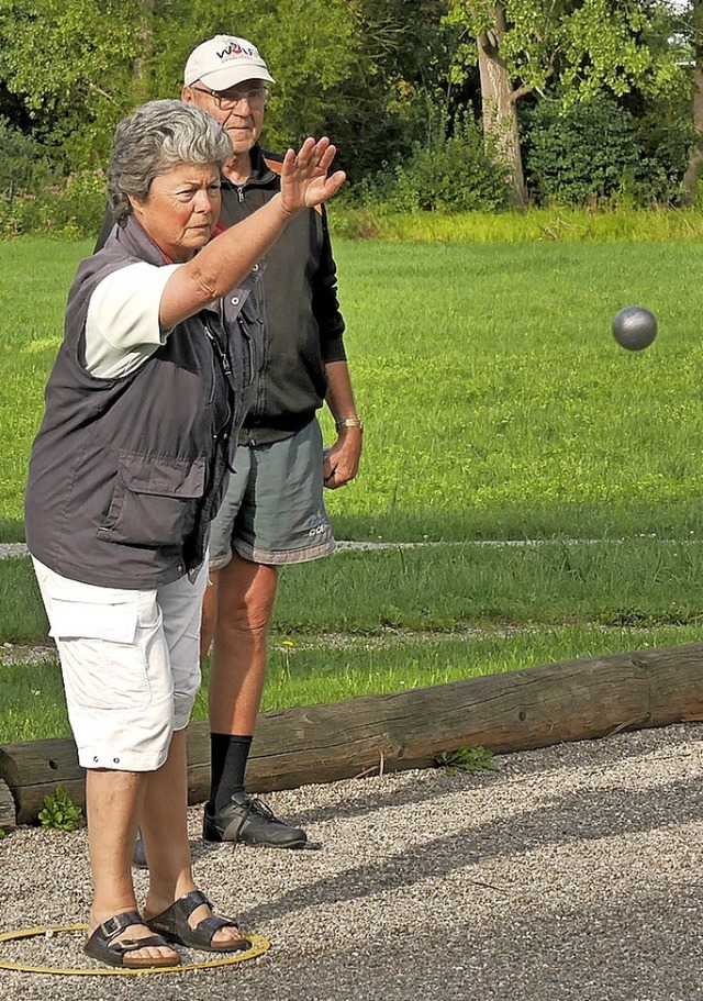 Mitglieder des Marcher Boule-Clubs bei ihrem Sport auf der Buchheimer Anlage  | Foto: Marie-Christine Poulet (mcp)