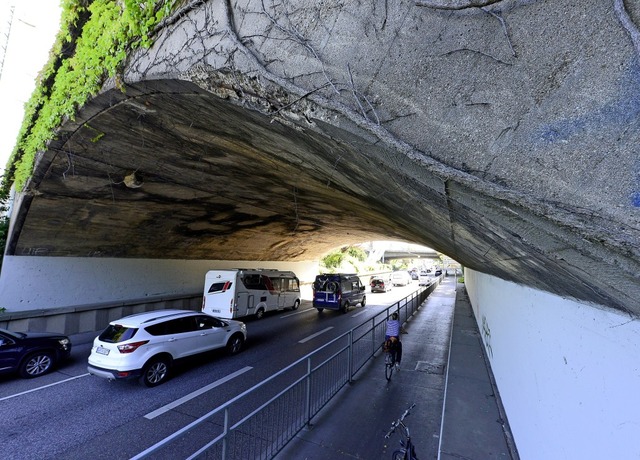 Die Eisenbahnbrcke fhrt ber die  B3...e Schule radelte, schob sie beiseite.   | Foto: Ingo Schneider