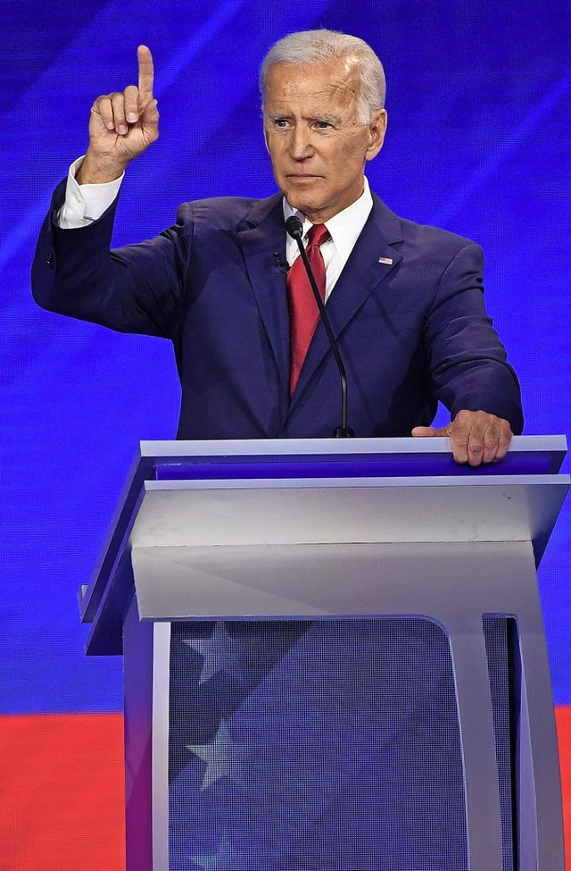 Joe Biden whrend einer Fernsehdebatte der US-Demokraten   | Foto: ROBYN BECK (AFP)