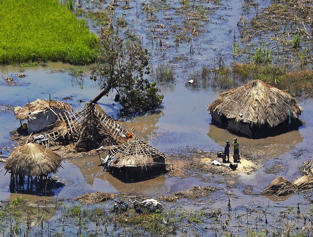 Zyklon Idai zerstrte die Htten zahlreicher Einwohner in Mosambik.  | Foto: Tsvangirayi Mukwazhi (dpa)