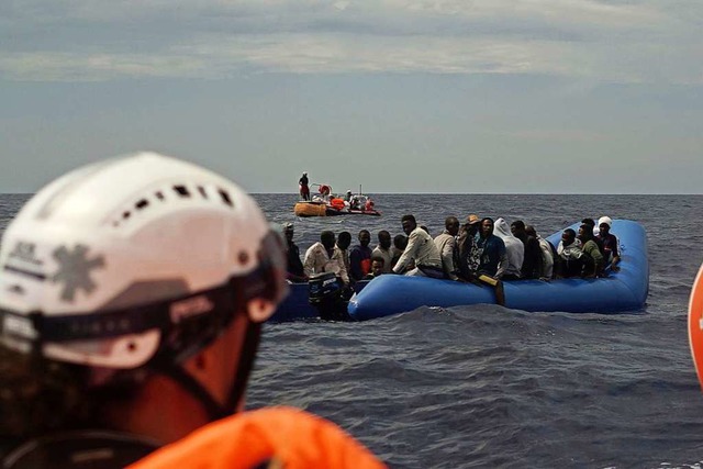 Migranten auf einem Gummiboot warten d...rheit gebracht zu werden. (Archivfoto)  | Foto: Renata Brito (dpa)