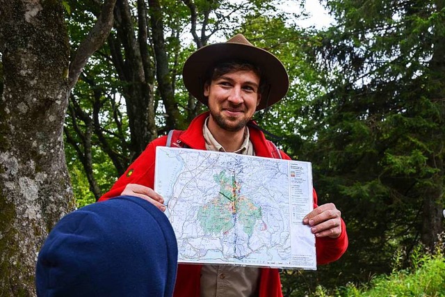 Ranger Florian Schmidt zeigt eine Kart...der das Biosphrengebiet zu sehen ist.  | Foto: Gabriele Hennicke