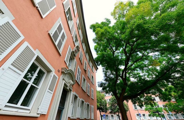 Mieter der kommunalen Wohnungsgesellsc...en roten Blocks am Tennenbacher Platz.  | Foto: Ingo Schneider