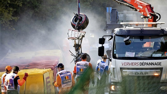 Das Wrack vom  Rennwagen  Juan Manuel ...d nach einem schweren Unfall geborgen.  | Foto: Remko De Waal (dpa)