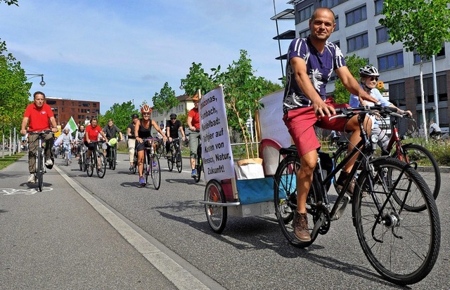 Fahrrad-Demonstration zum Eugen-Keidel...s Fllen von 190 Bumen fr Parkpltze  | Foto: Jens Kitzler