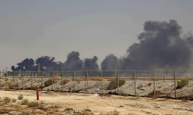Schwarze Rauchschwaden steigen ber der getroffenen l-Raffinerie in Abqaiq auf.  | Foto: - (AFP)