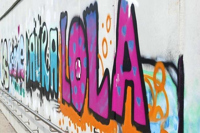 In Grenzach-Wyhlen schlt man Graffiti mit Glasgranulat von der Wand