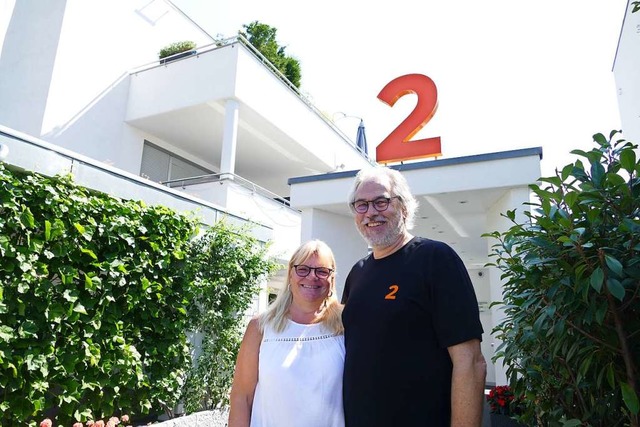 Astrid und Helmut Steffan  sind gespan...adung zum Kneipengottesdienst ankommt.  | Foto: Ulrich Senf