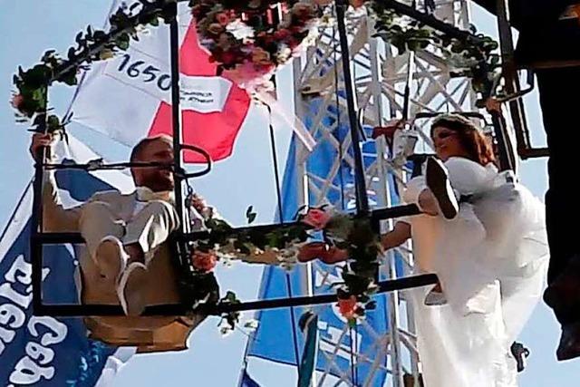 Video: Hochseilartistin heiratet über dem Breisacher Marktplatz
