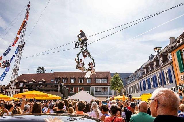 Hochseilartistin heiratet ber dem Breisacher Marktplatz