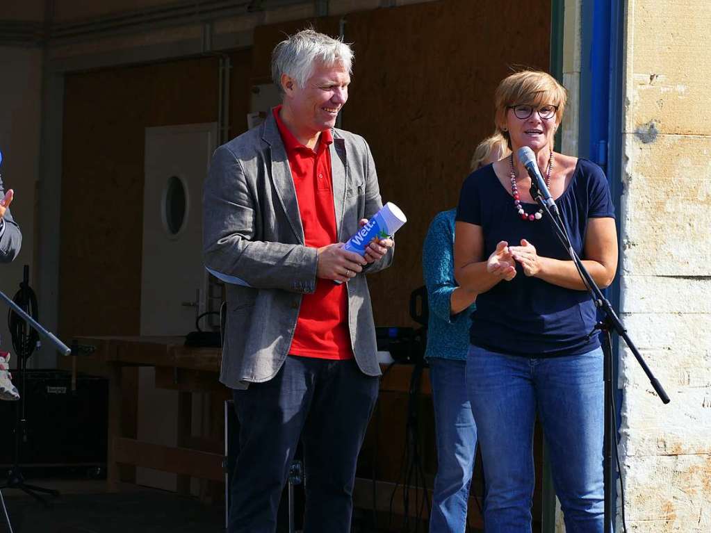 Astrid Saalbach von der SEZ bergibt Frank Dehring einen Staffelstab der Aktion Meine.Deine.Eine.Welt