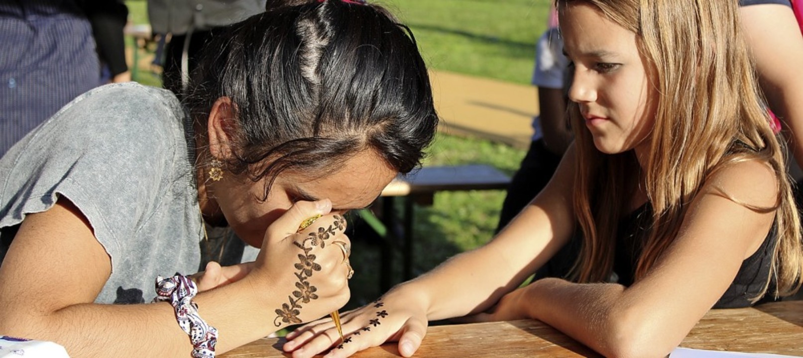 <ppp> und farbliche mit Henna fabrizierten diese beiden Mdchen.</ppp>  | Foto: Annika Sindlinger