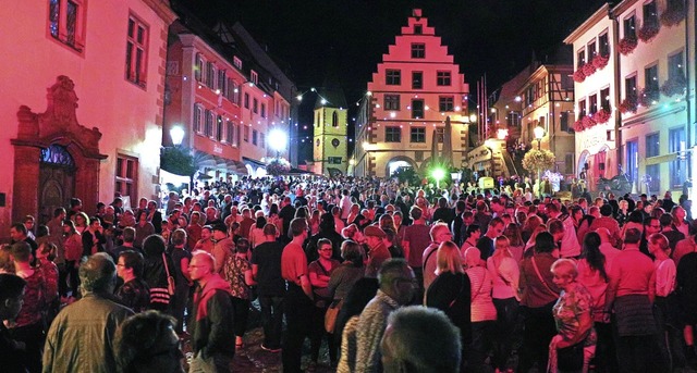 Kaum ein Durchkommen gab es am Freitag...ndinger Lichternacht in der Altstadt.   | Foto: Ruth Seitz