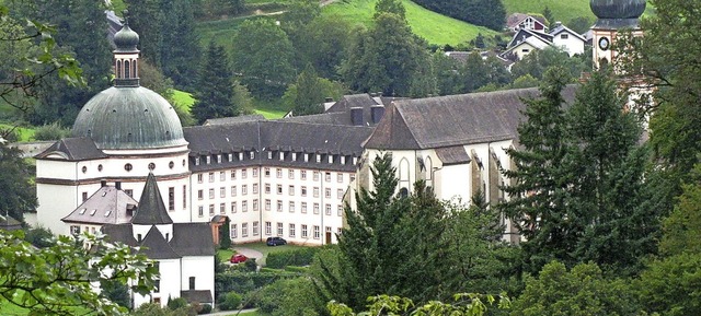 Von der Ruhebank fllt der Blick ungehindert auf das Kloster St. Trudpert.  | Foto: Manfred Lange