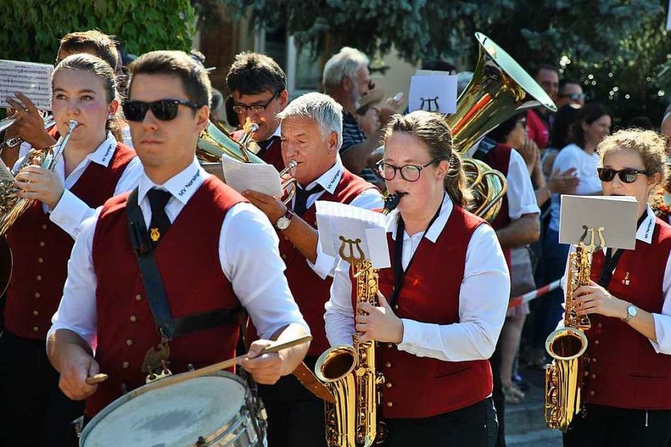 Bei bilderbuchhaftem Spätsommerwetter gaben sich mehrere regionale Musikvereine und zwei Fasnachtscliquen aus dem Breisgau ein Stelldichein auf dem Festumzug des Offnadinger Musikvereins (Foto: Ralph Fautz) Bei bilderbuchhaftem Spätsommerwetter gaben sich mehrere regionale Musikvereine und zwei Fasnachtscliquen aus dem Breisgau ein Stelldichein auf dem Festumzug des Offnadinger Musikvereins (Foto: Ralph Fautz)