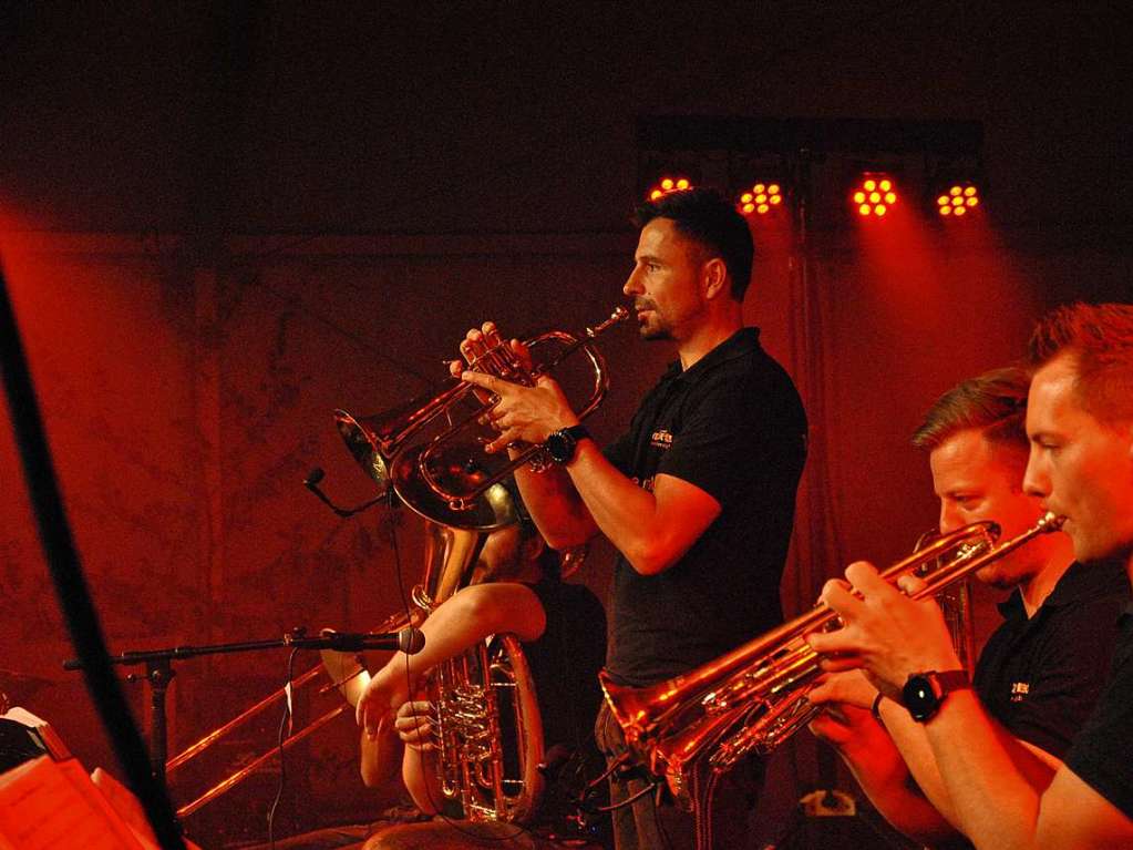 In ihrem 15. Jubilumsjahr gastierte die tiroler Blasmusik-Kombo Viera Blech beim 100. Geburtstag des Musikvereins Offnadingen am Samstagabend und brachte das volle Zelt zum Beben.