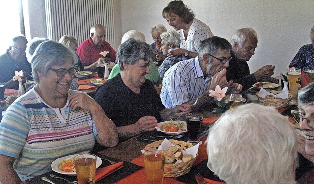 30 Anmeldungen gab es fr den ersten gemeinsamen Mittagstisch.  | Foto: Karin Stckl-Steinebrunner