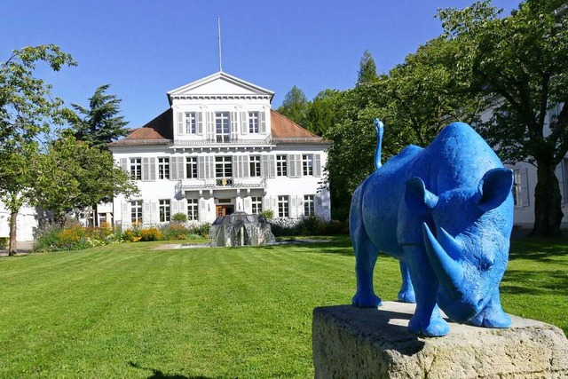In der Villa Lotzbeck residiert der La...noch bewacht von einem blauen Nashorn.  | Foto: Christian Kramberg