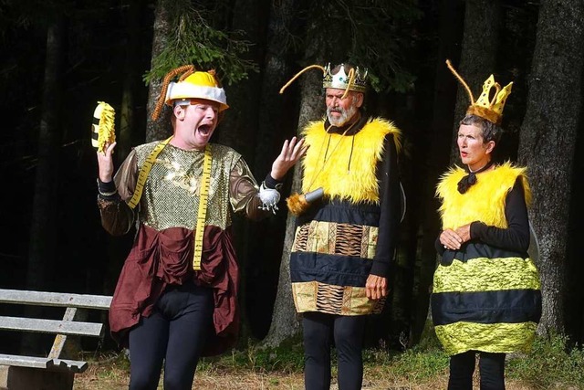 Aufruhr im Bienenstaat: Szene mit Mari...Tittel und Marianne Tittel (von links)  | Foto: Roswitha Frey