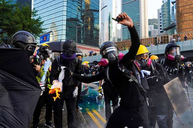 Ein Demonstrant in Hongkong wirft eine...il in der Nhe eines Regierungebudes.  | Foto: Vincent Yu (dpa)