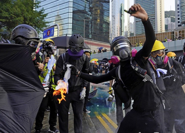 Ein Demonstrant wirft in Hongkong eine... in der Nhe eines Regierungsgebudes.  | Foto: Vincent Yu (dpa)