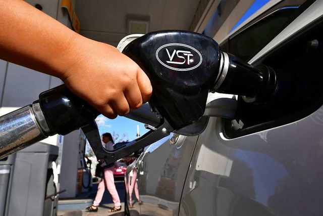 An deutschen Zapfsulen drften sich die Benzinpreise zunchst kaum verndern.  | Foto: FREDERIC J. BROWN (AFP)