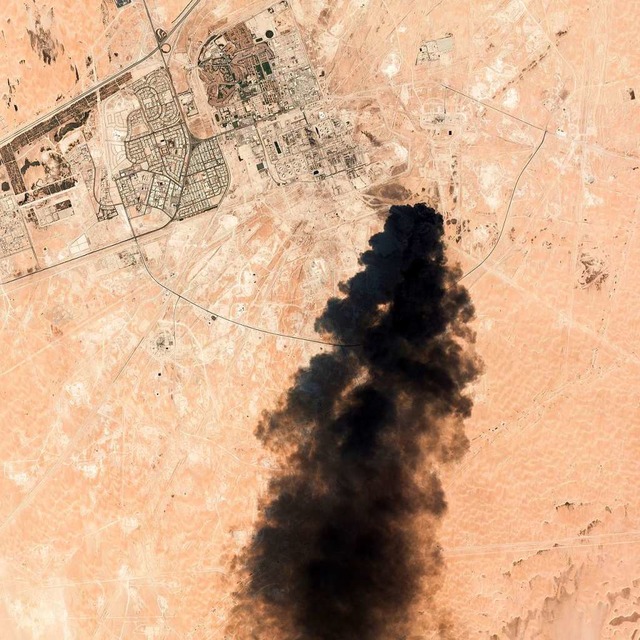 Ein Satellitenbild zeigt schwarzen Rau...nnungen zwischen den USA und dem Iran.  | Foto: Uncredited (dpa)