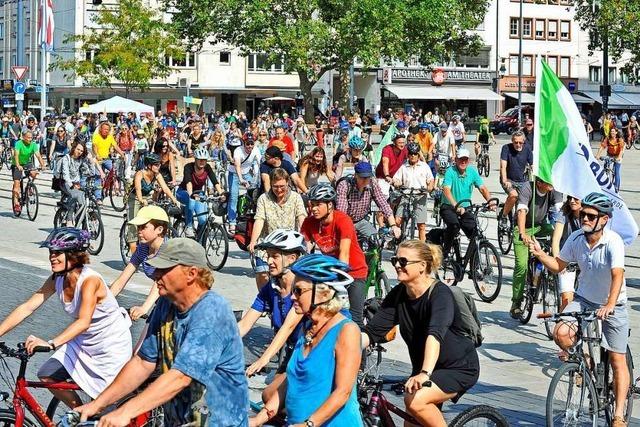 200 Fahrradfahrer protestieren gegen die Abholzung von Bumen am Eugen-Keidel-Bad