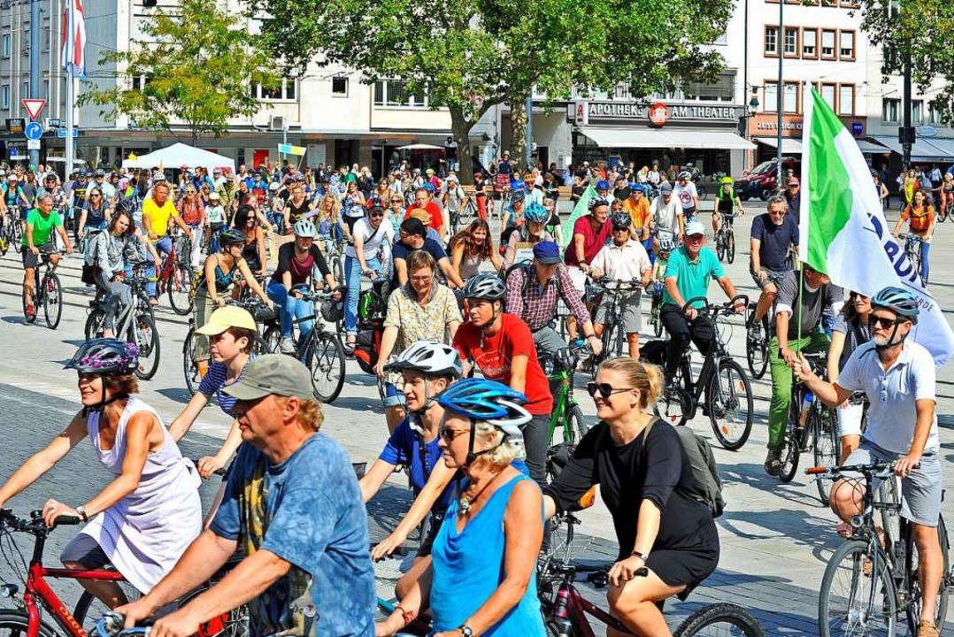 Am Samstagnachmittag protestierten run...n, die einem Parkplatz weichen mssen.  | Foto: Michael Bamberger