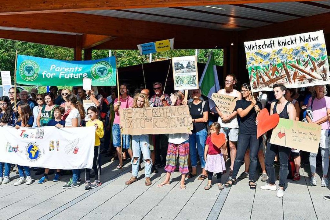 Am Samstagnachmittag protestierten run...n, die einem Parkplatz weichen mssen.  | Foto: Michael Bamberger
