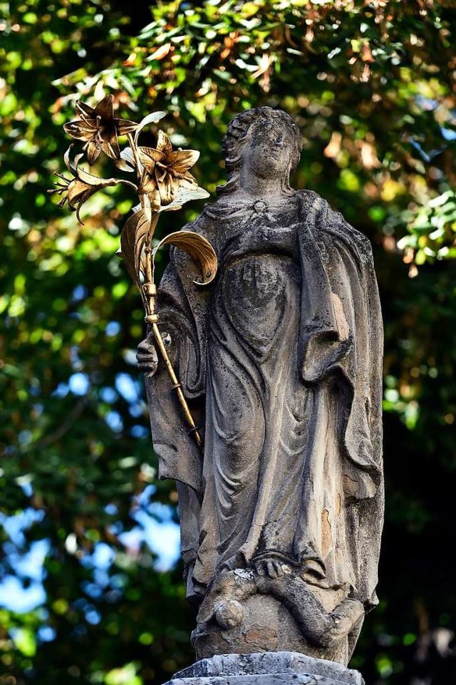 Der Madonna-Statue auf dem Oberlindenbrunnen wurde der Strahlenkranz geklaut.  | Foto: Thomas Kunz
