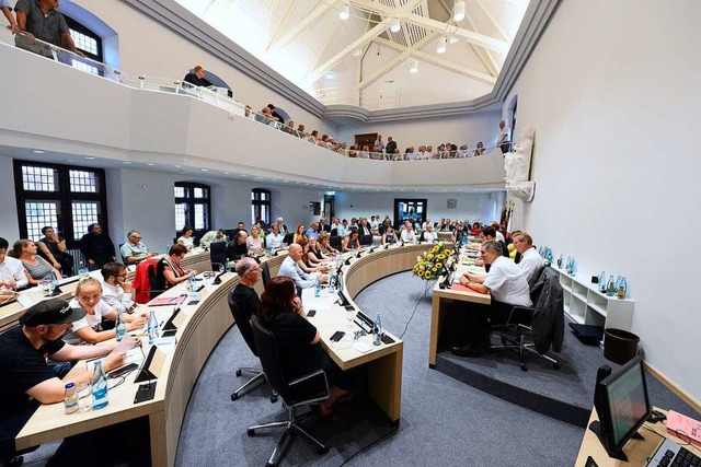 Der neue und der alte Gemeinderat bei ...stituierenden Sitzung des neuen Rates.  | Foto: Ingo Schneider