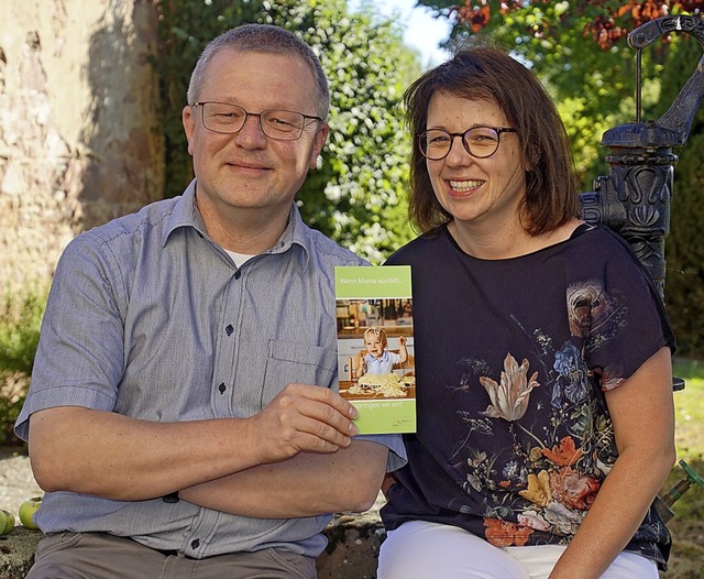 Pfarrer Stefan Meisert und Daniela Buerle im Pfarrgarten  | Foto: Ilona Huege