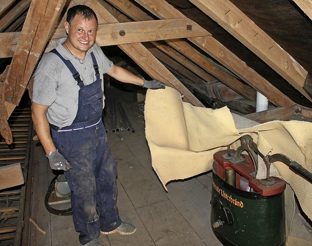 Oliver Wider findet auf dem Dachboden ...rwehrgertehauses eine uralte Pumpe.    | Foto: suedkurier