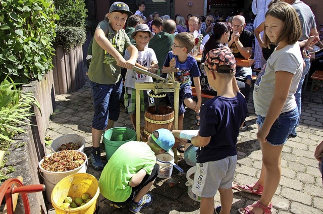 Besonders beliebt bei den Kindern war ... und lernten, wie Apfelmost entsteht.   | Foto: suedkurier