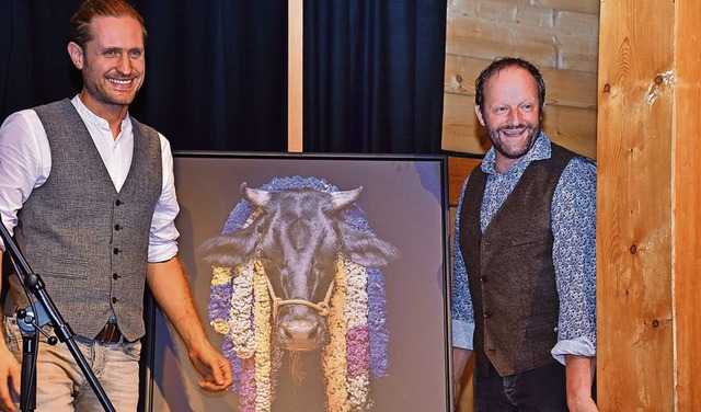 Fotograf Sebastian Wehrle (links) enth... Martin Wangler drei neue Kuh-Bilder.   | Foto: Thomas Biniossek