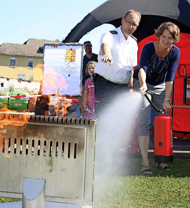 So geht das Lschen eines Fettbrandes per Feuerlscher.   | Foto: Ralph Lacher