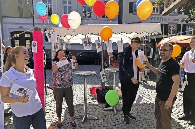 Demokratie-Quiz auf dem Marktplatz