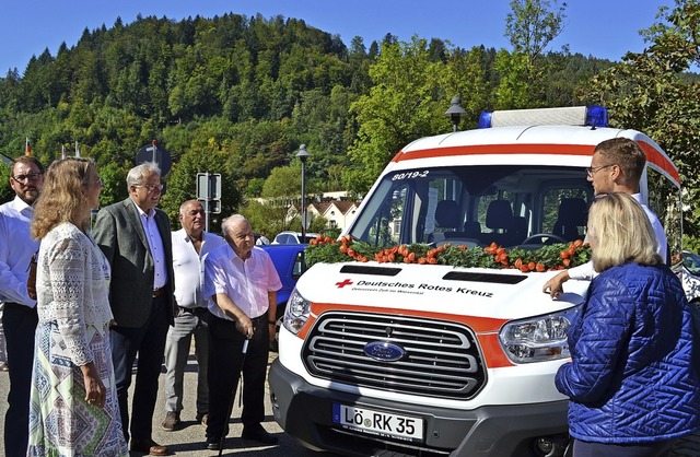 DRK-Vorsitzender Johannes Thoma (recht...r Bereitschaftsdienste zur Verfgung.   | Foto: Berger