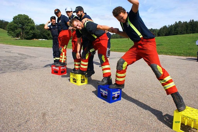 Das  Bierkistenlaufen forderte viel Geschicklichkeit von den Feuerwehrleuten.  | Foto: Werner Probst