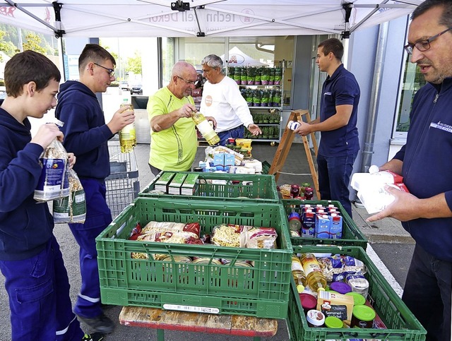 Sogar ganze Einkaufswagen voll mit hal...mnnern hin am Dosentag fr die Tafel.  | Foto: Eva Korinth