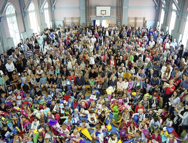 Alle Jahre wieder ein buntes Bild: die...ungsfeier an der Georg-Monsch-Schule.   | Foto: Carola Bruhier