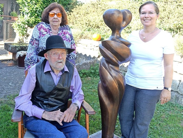 Bildhauer Rudolf Scheurer, seine Frau ...(rechts) beim Tag des offenen Ateliers  | Foto: Roswitha Frey