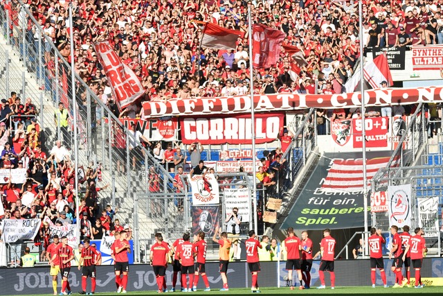 Die Fans feiern den Tabellenplatz.  | Foto: Achim Keller